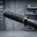 Schwarze T-One DOT Fahrradgriffe aus TPR Gummi mit Aluminium-Klemmen für sicheren Halt am Lenker.