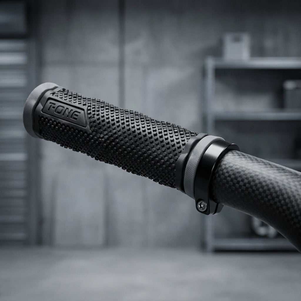 Schwarze T-One DOT Fahrradgriffe aus TPR Gummi mit Aluminium-Klemmen für sicheren Halt am Lenker.