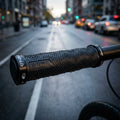 T-One DOT Fahrradgriffe schwarz mit 2 Schraubensicherungen, auf nassem Lenker in der Stadt.