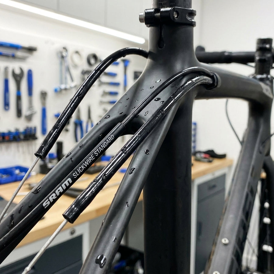 SRAM Schalt Bremskabel Kit SlickWire Standard schwarz für präzise Schalt- und Bremsperformance an Rennrad und MTB.