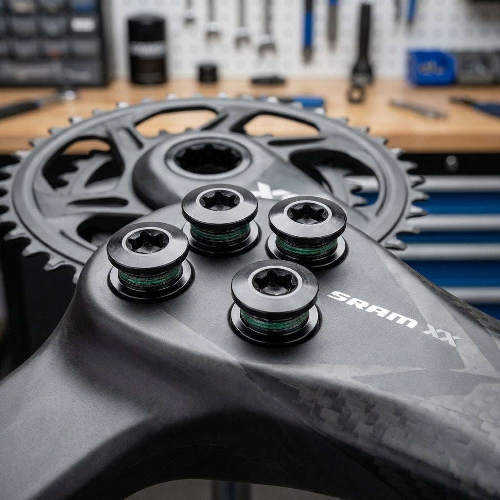 SRAM XX Kettenblattschrauben Torx 25 mit grüner Gewindesicherung auf Carbon-Kurbelarm für Hochleistungs-Antriebe.