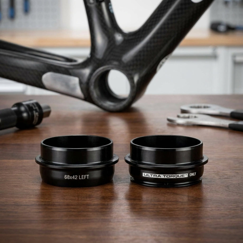 Campagnolo Pro-Tech 68x42 BB30 Press-Fit Lagerschalen für FC21 Kurbelgarnitur mit Carbonrahmen auf Holztisch.