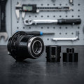 SUNringle Fahrrad Freilauf/Rotor Umrüstkit für SRC/SRX Naben. Schwarzer Freilaufkörper & Adapter vor Werkzeugen.