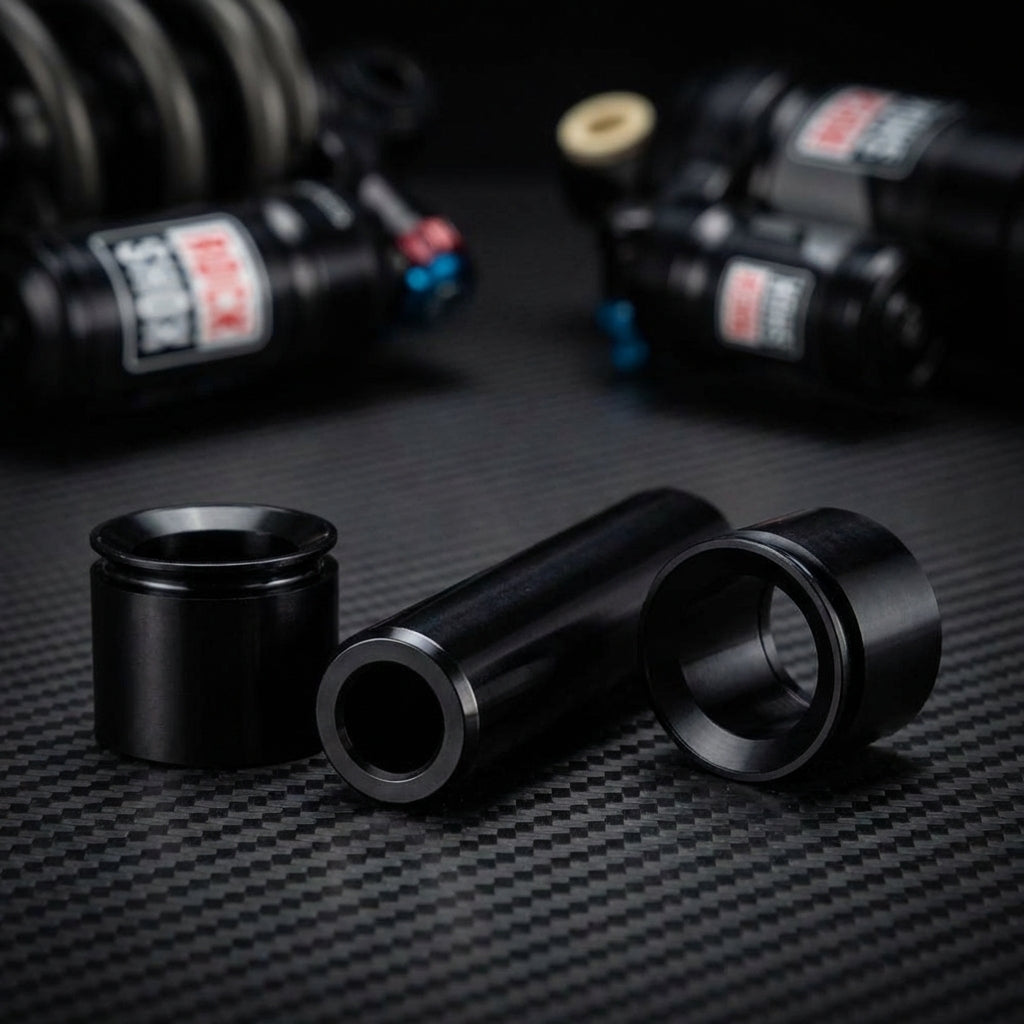 RockShox 3-teilige Dämpfer-Einbaubuchsen 1/2" 8x37.4 Standard auf dunklem Carbon-Hintergrund.