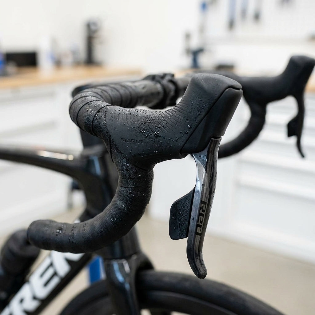 Schwarzer SRAM eTap AXS Rennrad Bremshebelüberzug für Red/Force, nass, auf Lenker montiert.