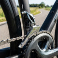 SHIMANO Umwerfer TIAGRA FD-4703 3-fach am Rennrad, präzise Frontschaltung mit Kette und Kettenblatt.