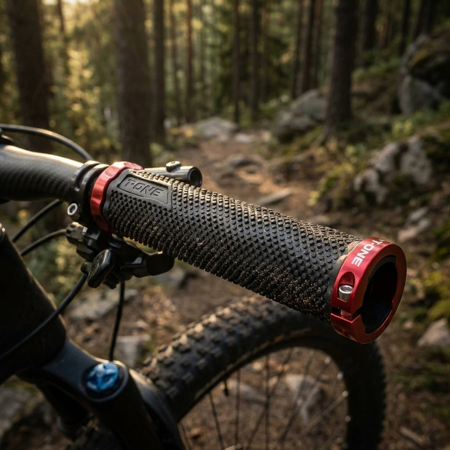 T-One DOT Fahrradgriffe schwarz rot mit Schraubensicherung am Lenker eines Mountainbikes im Wald.