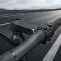 Deda Zero1 OS Fahrradvorbau 100mm, schwarz auf schwarz, am Lenker eines Rennrads in Bewegung.