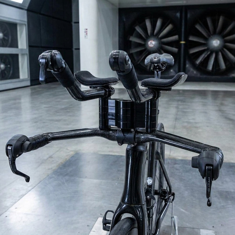 PRO Spacerset TT/TRI Alu am Lenker eines Triathlonrads zur ergonomischen Aero-Optimierung im Windkanal.
