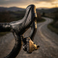 Campagnolo Ekar Brems-Schalthebel links und Bremssattel, schmutzig auf Gravelbike Lenker mit Schotterweg.