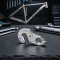 XLC Schaltauge DO-A57 aus silbernem Aluminium für präzise Gangwechsel am Fahrrad.