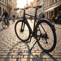 Ergotec Seitenständer Comfort schwarz verstellbar Alu 26-28 Zoll am Fahrrad auf Kopfsteinpflaster.