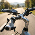 Ergotec Vorbau Octopus 2 SL110mm Alu silber an Fahrradlenker, mit E-Bike Display auf sonniger Landstraße.