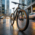 Maxxis Detonator Reifen 26x1.25 schwarz faltbar am Fahrrad auf nasser Stadtstraße.