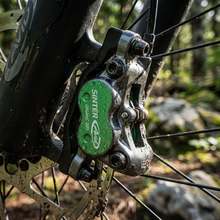 Grüner Scheibenbremsbelag Sinter 005 Avid organisch für MTB Race. Optimale Bremsleistung und Kontrolle auf dem Trail.