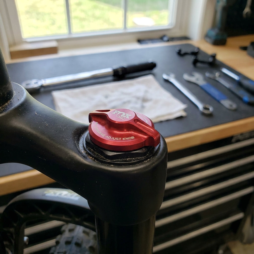 FOX Damping Adjust Part: Knob, RD Red Ano III - präziser Dämpfungsversteller in moderner Ausführung