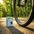 Schwalbe AV17 28 Zoll Fahrradschlauch für Trekkingräder, Box neben Fahrrad auf sonnigem Waldweg.