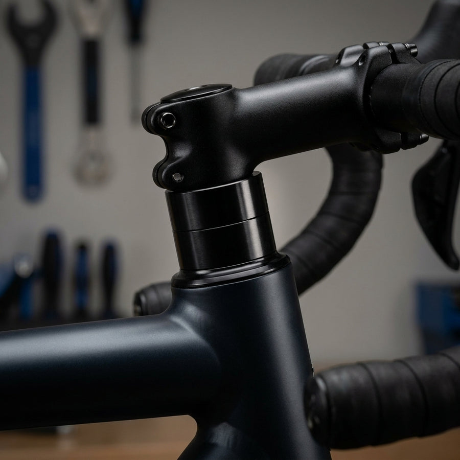 Schwarze Humpert Alu-Spacer 10mm am Fahrrad-Vorbau und Lenker.