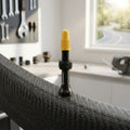Continental Tubeless Ventil Aluminium S42 schwarz mit gelber Kappe auf Carbonfelge in Werkstatt.