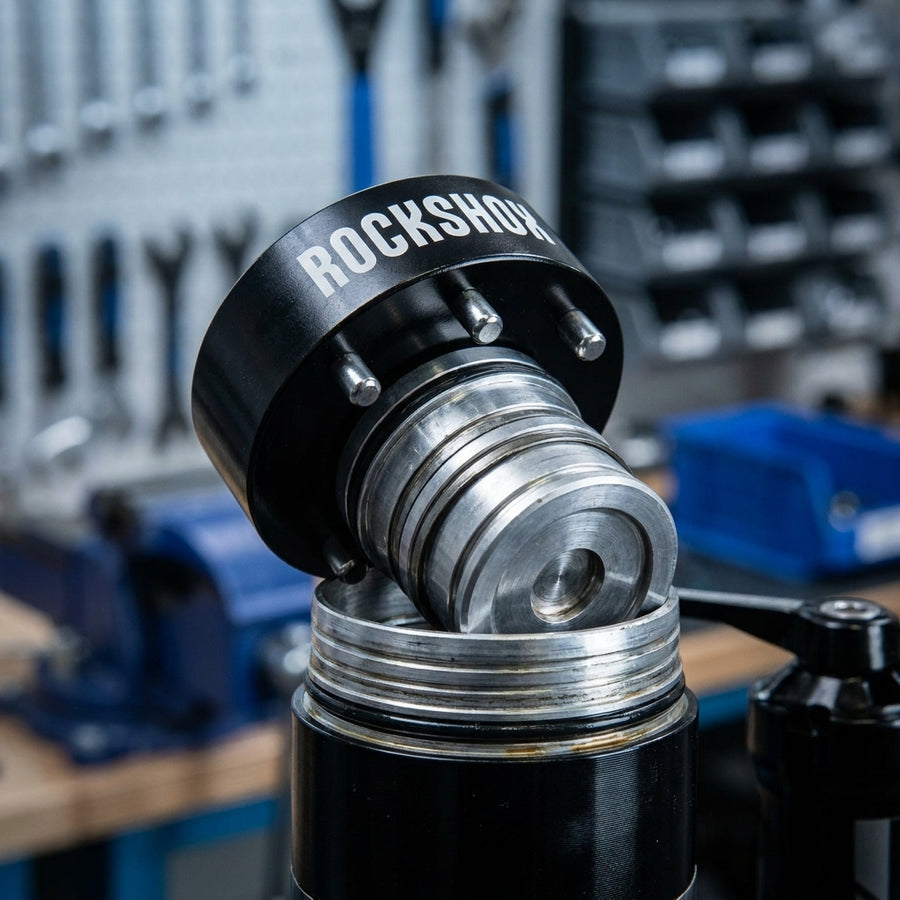 Rockshox Kolbenwerkzeug für Hinterbaudämpfer 00.4318.012.004, auf Dämpferkopf zur Wartung aufgesetzt.