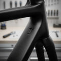 WESTPHAL Verschlussstopfen 803/62 in M5-Bohrung eines schwarzen Carbon-Fahrradrahmens, ideal zum Verschließen von Flaschenhal