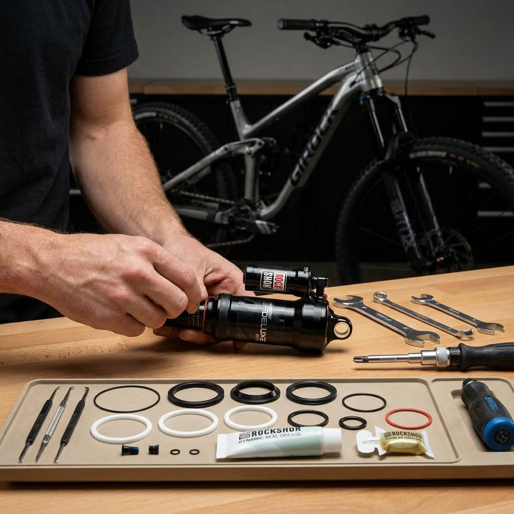 Person wartet RockShox SuperDeluxe RT3 Hinterbaudämpfer mit dem ServiceKit und Werkzeug.