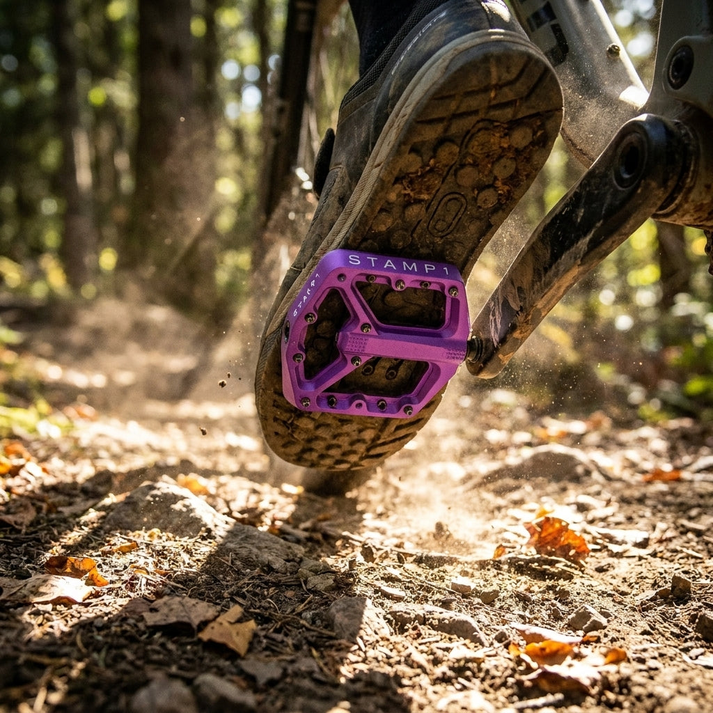 Crankbrothers Stamp 1 Gen 2 lila Plattform-Pedal am Mountainbike-Schuh auf einem Waldtrail in Aktion.