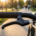 Schwarzer Tektro JL 510-TS Aluminium Bremshebel, rechts am Fahrradlenker montiert.