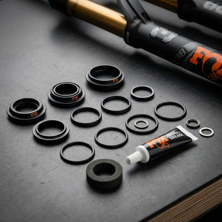 FOX Service Set 2022 38 180 MAX 15x110 Black. Original Wartungskit für FOX 38 Federgabel. Präzise Performance für Trail und Enduro.