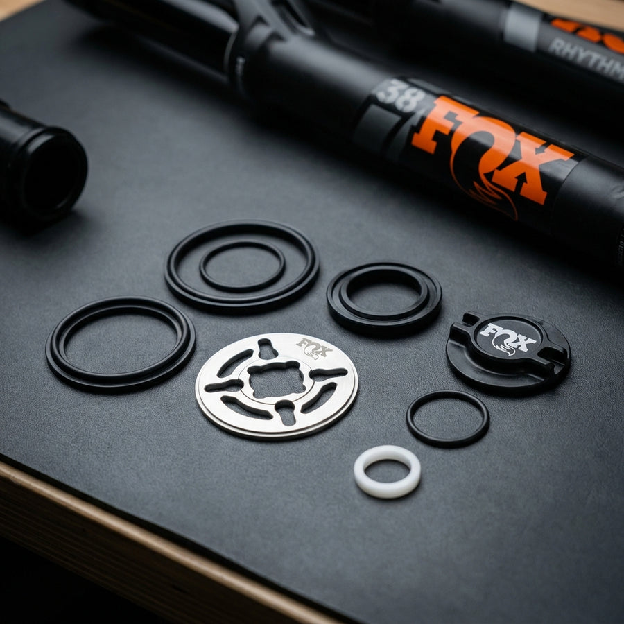 FOX Service Set Neg Plate Subassembly Rhythm 38: Präzises Tuning-Kit für FOX Rhythm 38 Federgabel. Wartung für optimale Performance.