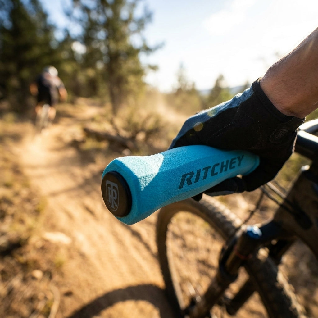 Ritchey WCS Truegrip Griff himmelblau am Mountainbike-Lenker auf sonnigem Offroad-Trail.