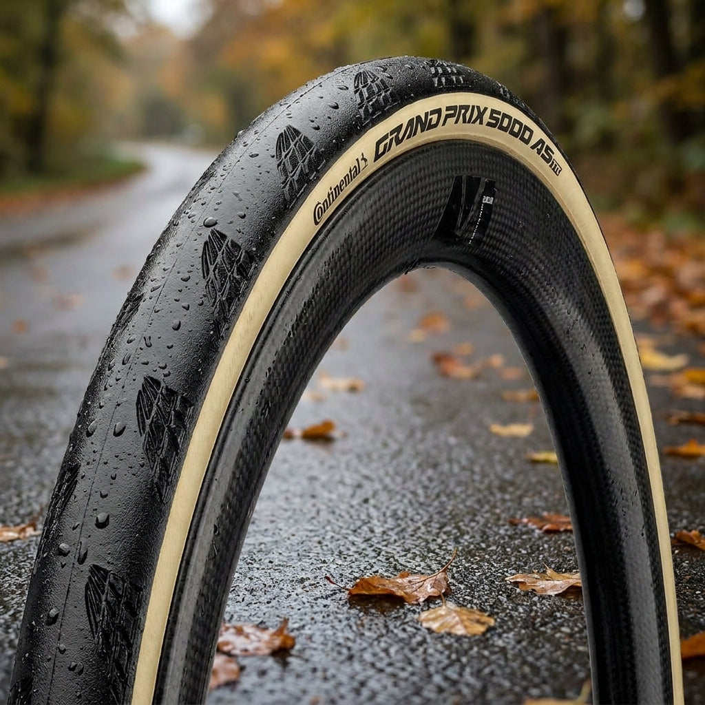 Continental Grand Prix 5000 AllSeason TLR Faltreifen 32-622 schwarz/cream auf nassem Weg.