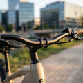 Ergotec Lenkerbügel Aerowing II Aluminium schwarz/sand am Fahrrad in Stadtumgebung.