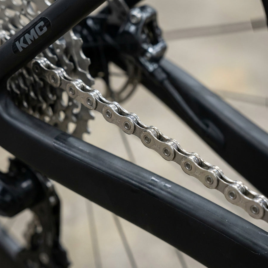 KMC X Flat Kette 12/13-fach, silber, gewachst, Flat-Top. Optimiert für SRAM AXS/Transmission. Hohe Präzision und Langlebigkeit.