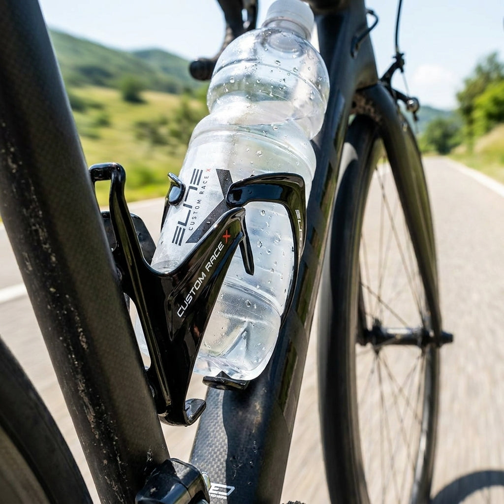 Elite Custom Race X Trinkflaschenhalter schwarz glänzend. Hochwertiges Fahrradzubehör für sicheren Halt und stilvolles Design.