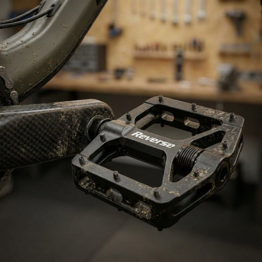 Reverse Pedalmutter Black ONE Pedal Ersatzteil. Passgenaue schwarze Mutter für Mountainbike Pedale ab 05/2016.