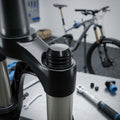 SR Suntour Luftkolbenkappe mit X-Seal Dichtung. Hochwertiges Ersatzteil für Federgabeln. Optimale Dichtigkeit und Funktion.