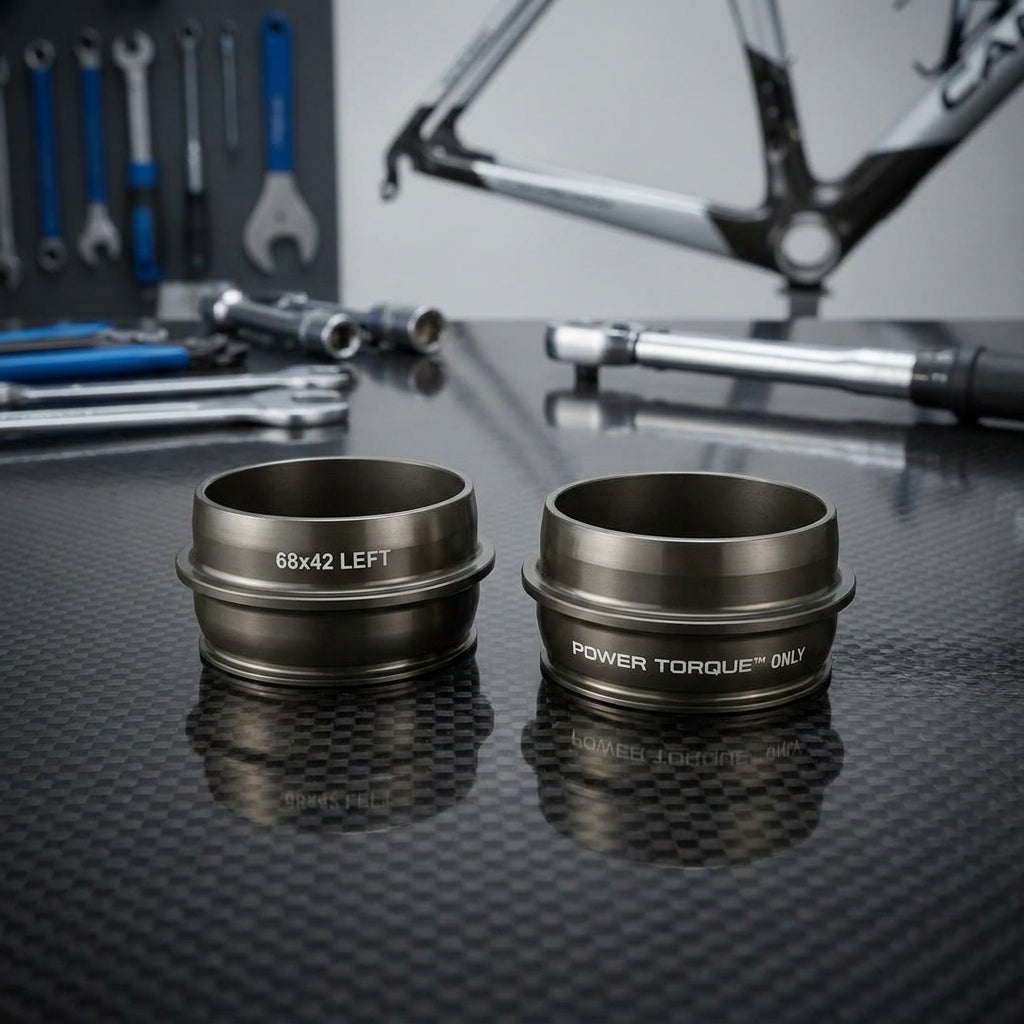 Campagnolo Ultra-Torque Press-Fit BB30A 73x42mm Lagerschalen. Zwei Tretlagerteile auf dunkler Werkbank.