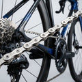 KMC Kette X11EL silber für 11-fach Schaltungen, am Fahrrad montiert mit Fokus auf Kette, Kassette und Kurbel.