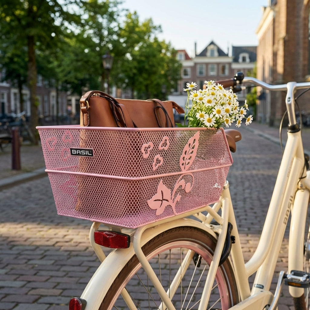 Rosa Basil Cento S Flower Fahrradkorb aus Stahl auf Gepäckträger mit Blumen und Handtasche, ideal für Einkäufe.