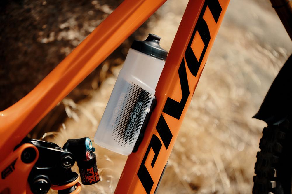Fidlock TWIST Bottle 600ml + Bike Base Smoke  Magnet-Mechanische Fahrradflasche für sicheres Einrasten und einfache Entnahme, BPA-frei, inkl. Halterung