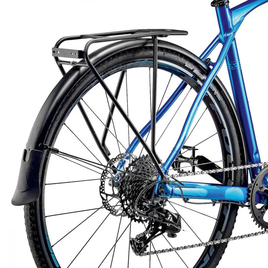 Merida EQ Set SILEX Gepäckträger Schwarz Nachrüstlösung montiert an einem blauen Merida SILEX Fahrrad.