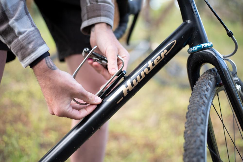Knog Fahrradalarm und Finder schwarz neon gelb