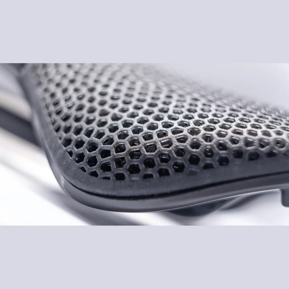 Prologo Nago R4 PAS 3DMSS Fahrradsattel in Carbon Schwarz, Nahaufnahme der innovativen 3D-Wabenstruktur.