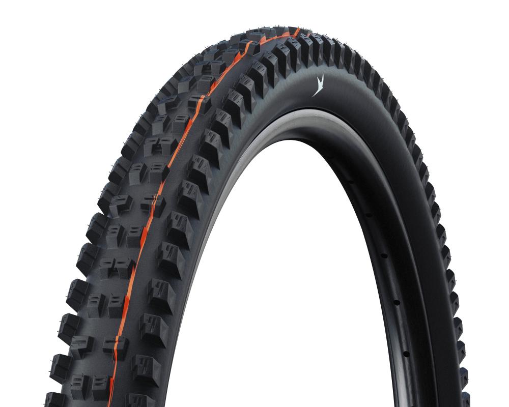 Schwalbe Tacky Chan Mountainbike Reifen 27.5x2.40" schwarz mit orangefarbenen Streifen auf weißem Hintergrund.
