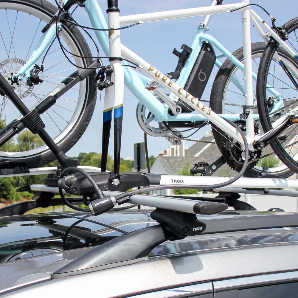 Kryptonite KryptoFlex Kabelschloss schwarz-grau sichert Fahrrad auf Thule Dachgepäckträger.
