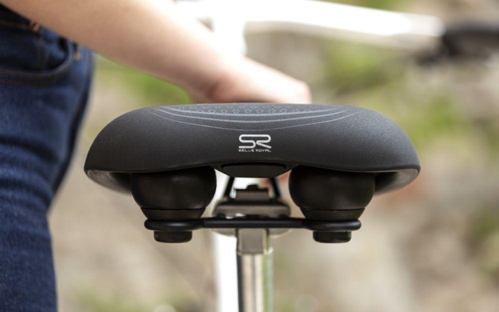 Schwarzer Selle Royal Aurorae Fahrradsattel mit Royalgel für extra Komfort, Druckentlastung und wasserabweisend, ideal für Ci