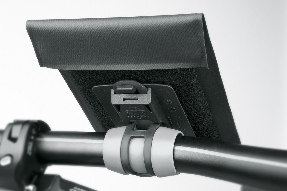 SKS Smartphonehalter Smartboy schwarz - Robuste Kunststoffhalterung mit praktischer Tasche, ideal für Fahrradlenker. Sichere Befestigung und einfacher Zugriff