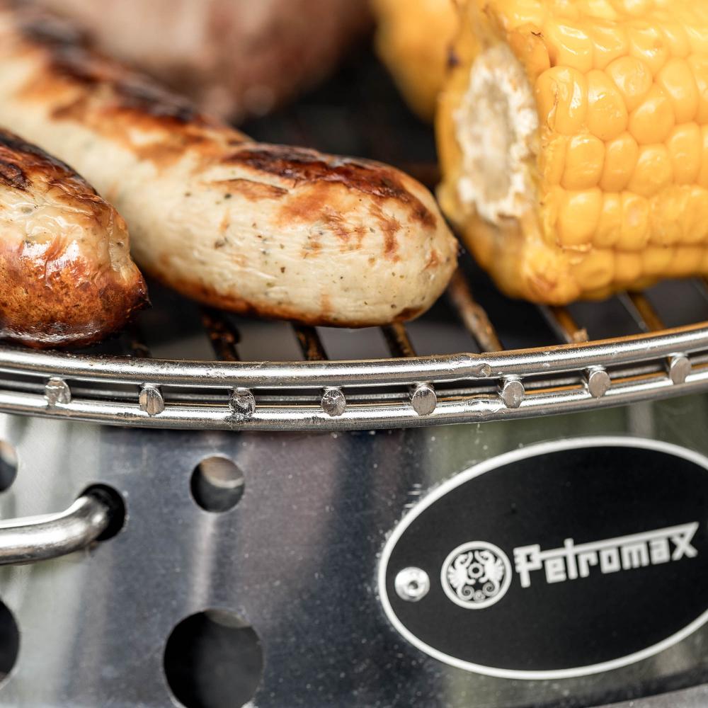 Petromax Atago Gasgrill  kompakter, klappbarer Campinggrill mit Piezo-Zündung, Edelstahl, Ø 28 cm Grillrost, 3,8 kW Leistung, für Schraubkartuschen