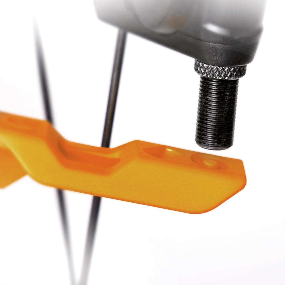 SKS MV EASY Pumpenkopf Adapter, orangefarbener glasfaserverstärkter Kunststoff mit schwarzem Gewinde.